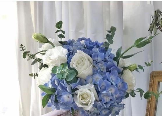 带蓝色绣球的手捧花寓意是什么？蓝色绣球手捧花的含义是什么？