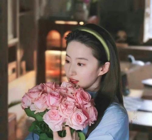 手捧花旺桃花有什么寓意？