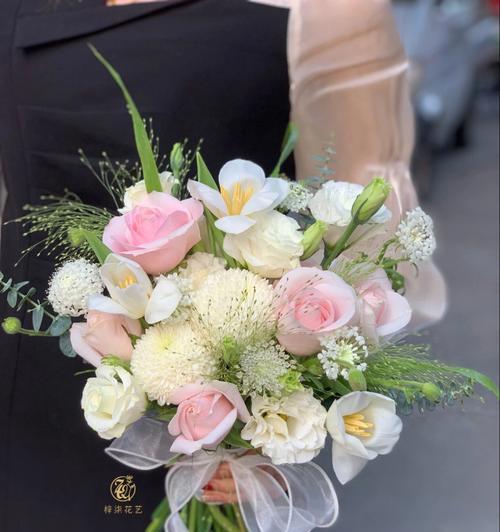 手捧花送给准新娘有何寓意？如何选择适合新娘的手捧花？