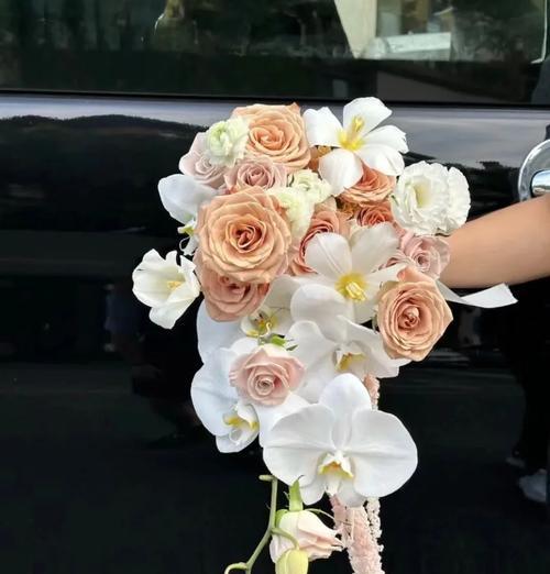 手捧花通常代表什么含义？它们在不同场合的寓意是什么？