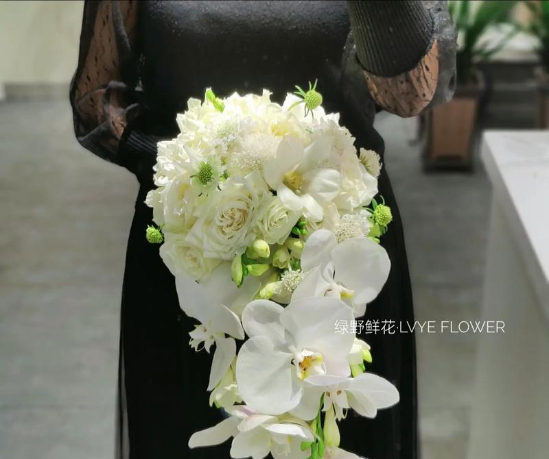 瀑布手捧花代表什么寓意？瀑布手捧花的含义是什么？