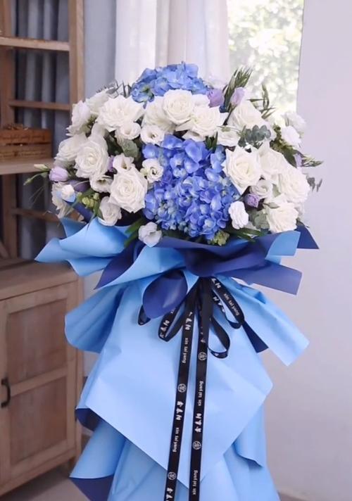 蓝色花篮适合装什么花？它的寓意是什么？