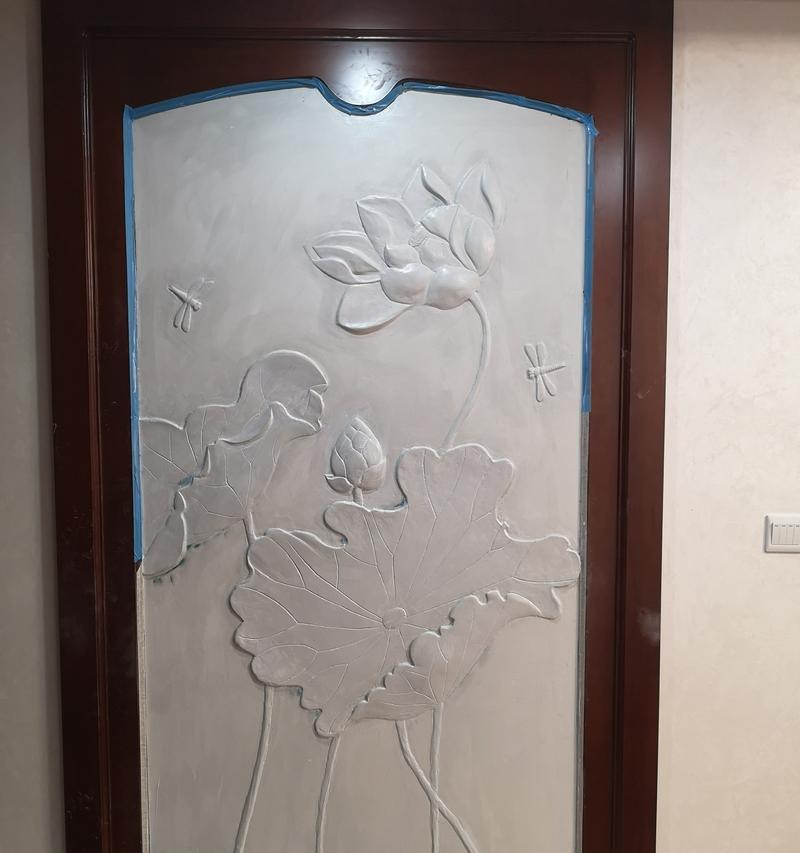 哪些花在浮雕中寓意吉祥？
