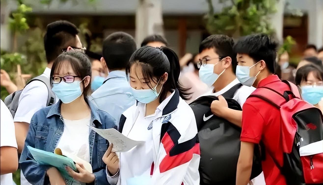 “不录取又何必羞辱我”！女孩被云南大学3字劝退，瞬间破防崩溃
